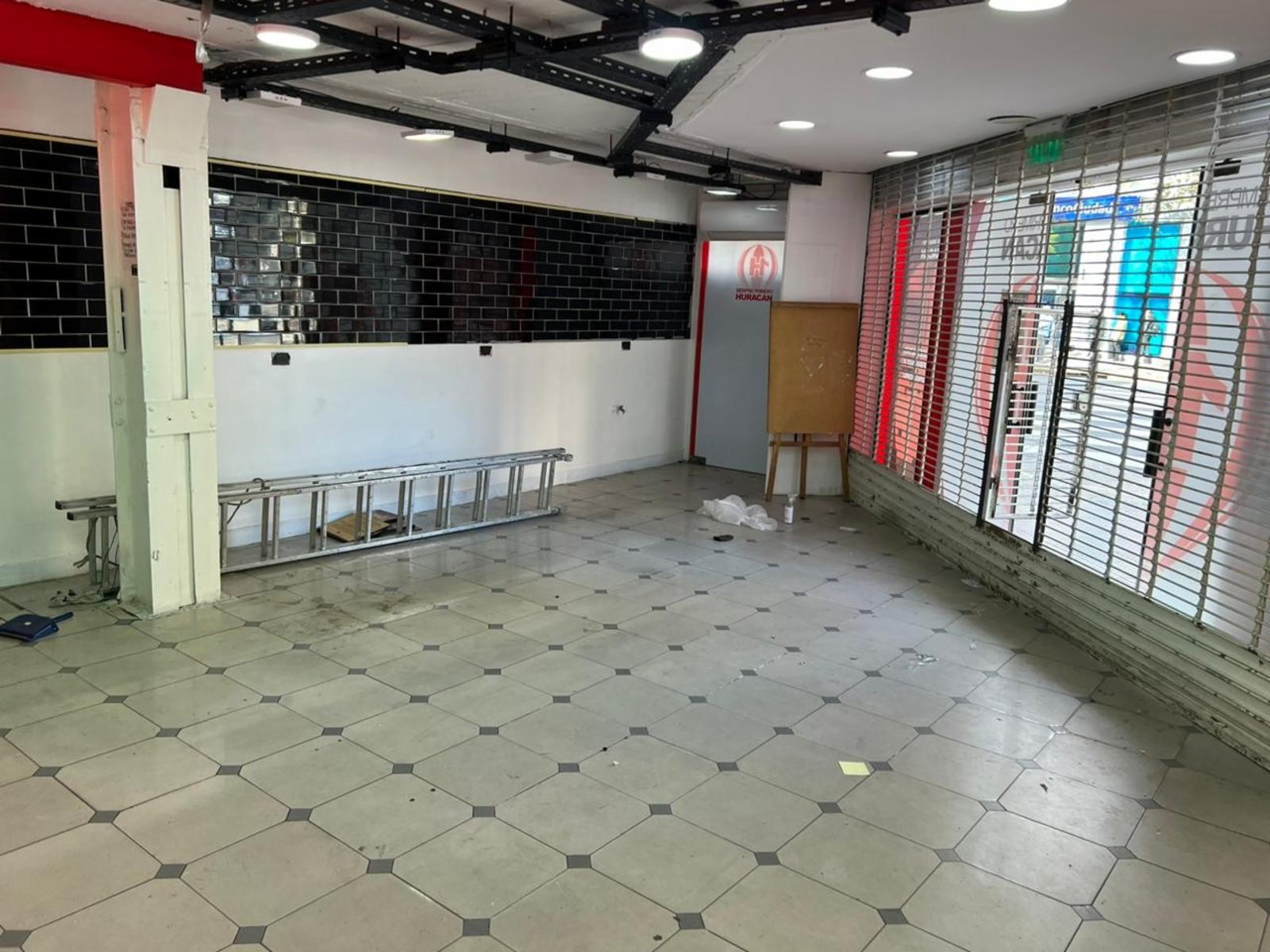 Excelente Local Comercial a la venta en Parque Patricios - 2