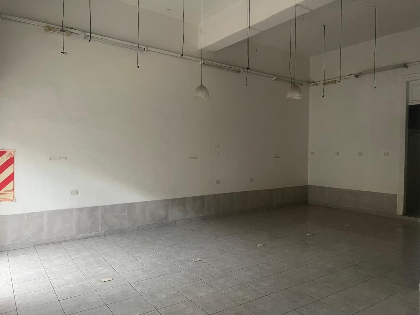 Excelente Local Comercial en Alquiler - 4