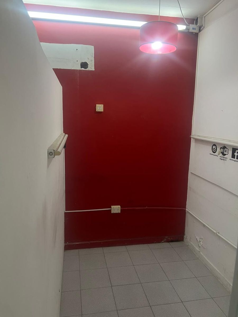 Excelente Local Comercial en Alquiler - 12
