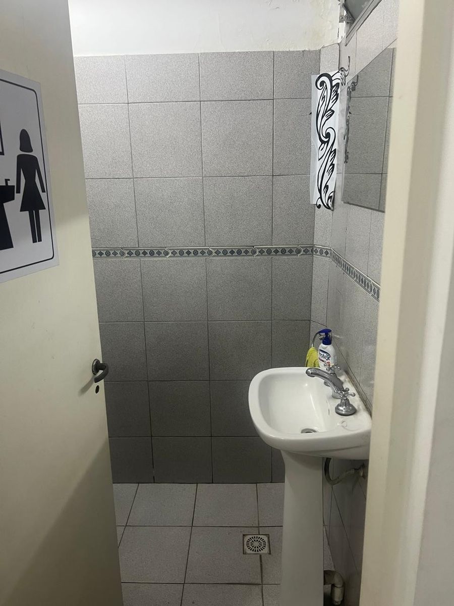 Excelente Local Comercial en Alquiler - 14