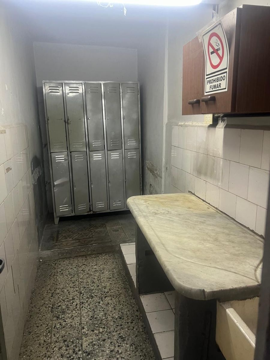 Excelente Local Comercial en Alquiler - 21