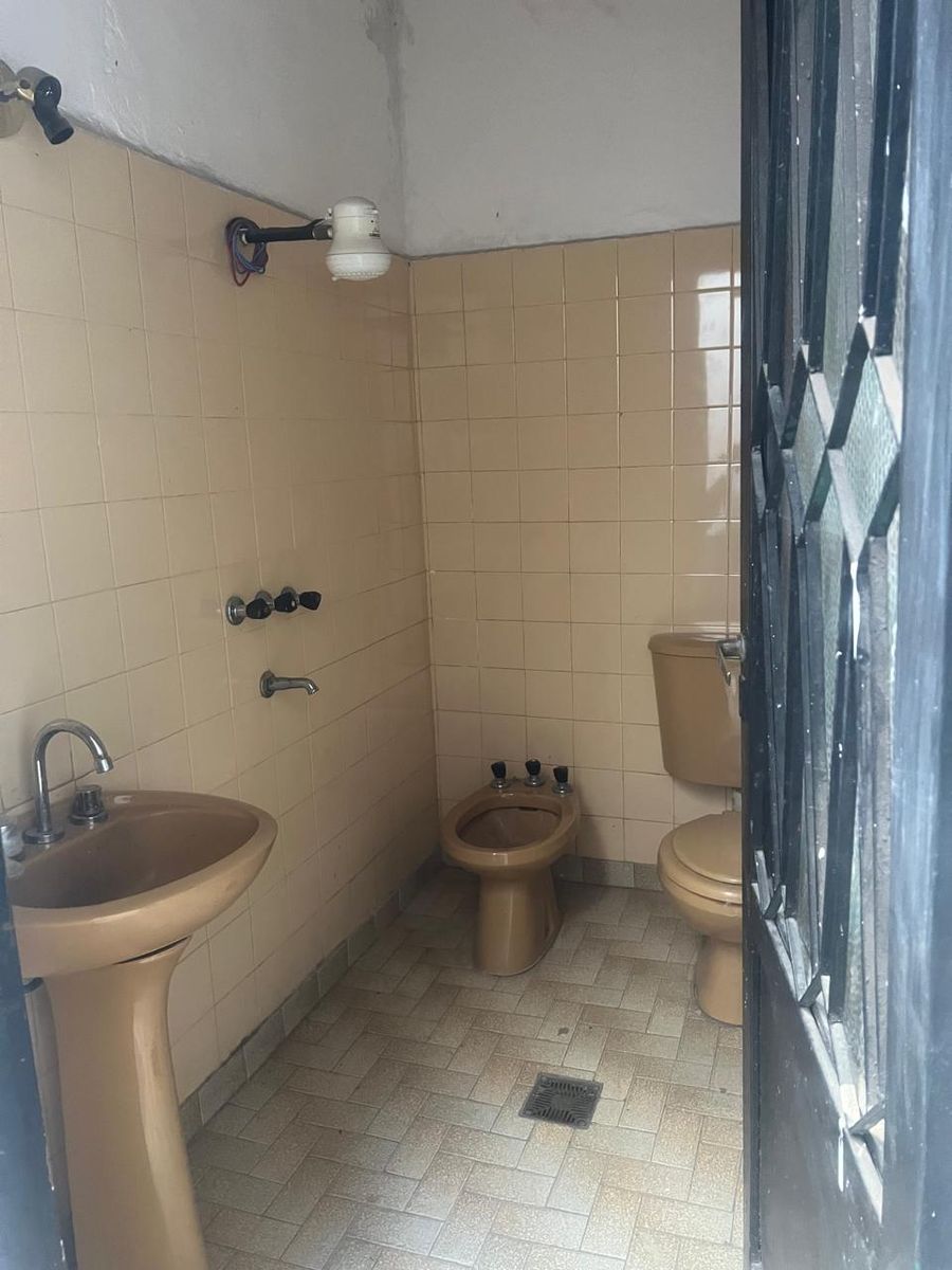 Venta Local Comercial con Vivienda a reciclar - 8