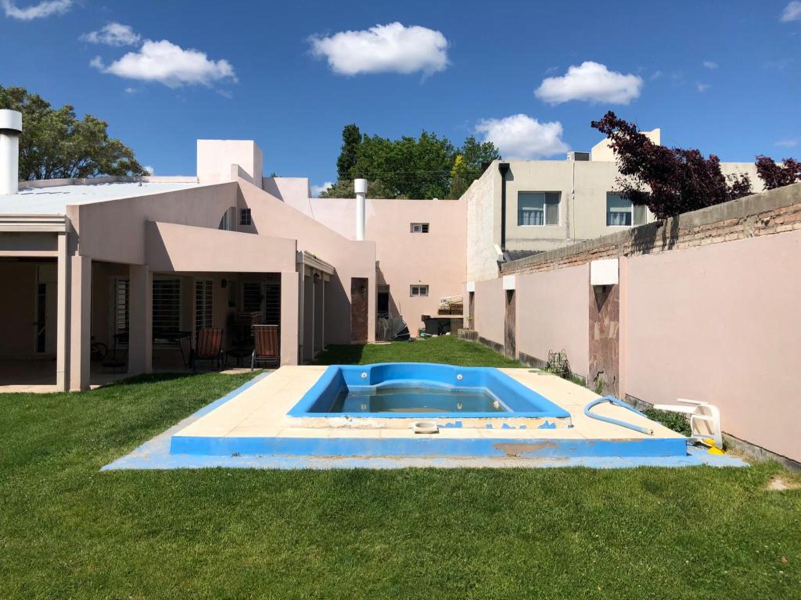 En Venta Casa 4 Dormitorio Bº Jardines del Rey 600 mts2 — foto 2