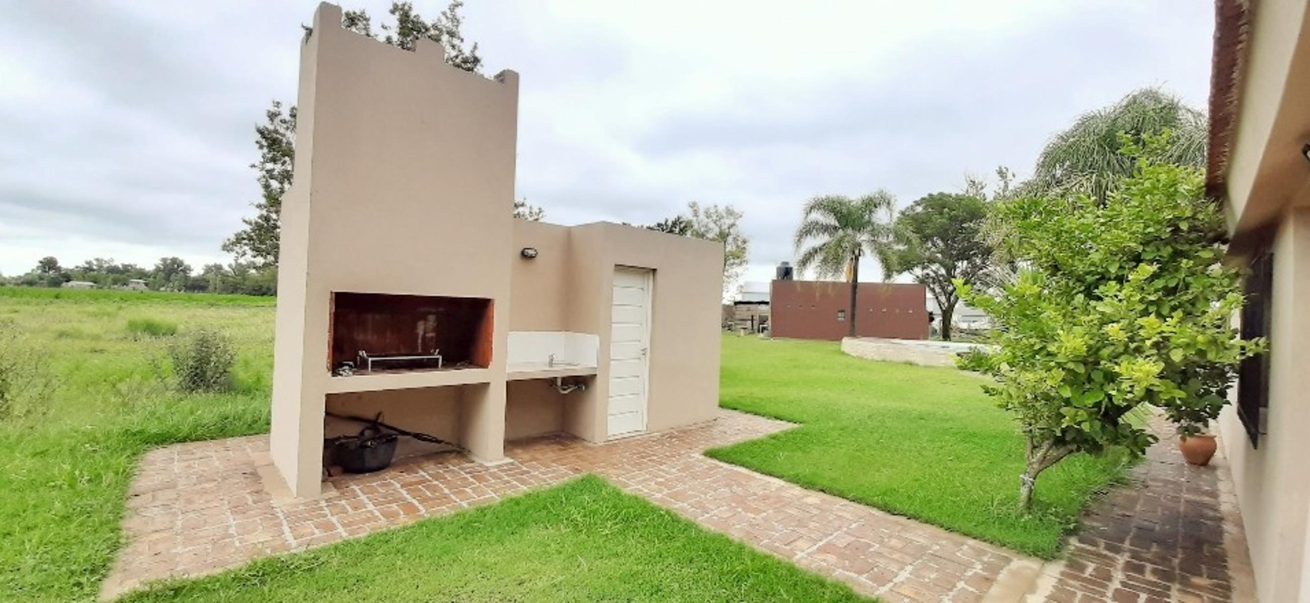 Chalet de tejas 2 dormitorios pileta de material con palemeras — foto 4