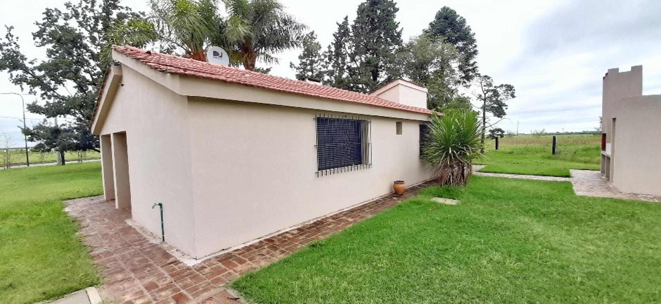 Chalet de tejas 2 dormitorios pileta de material con palemeras — foto 6