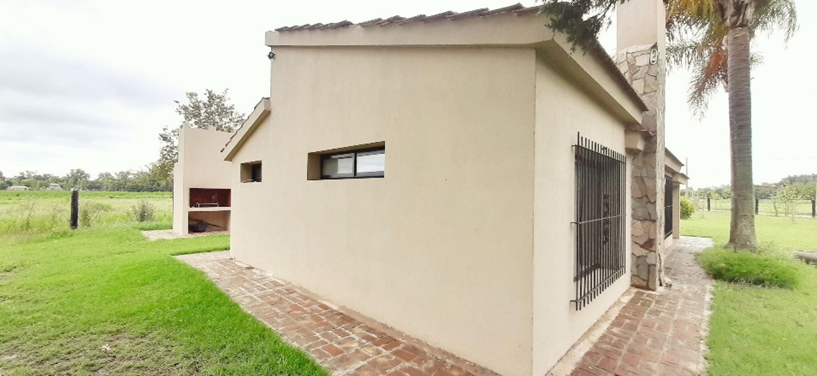 Chalet de tejas 2 dormitorios pileta de material con palemeras — foto 9