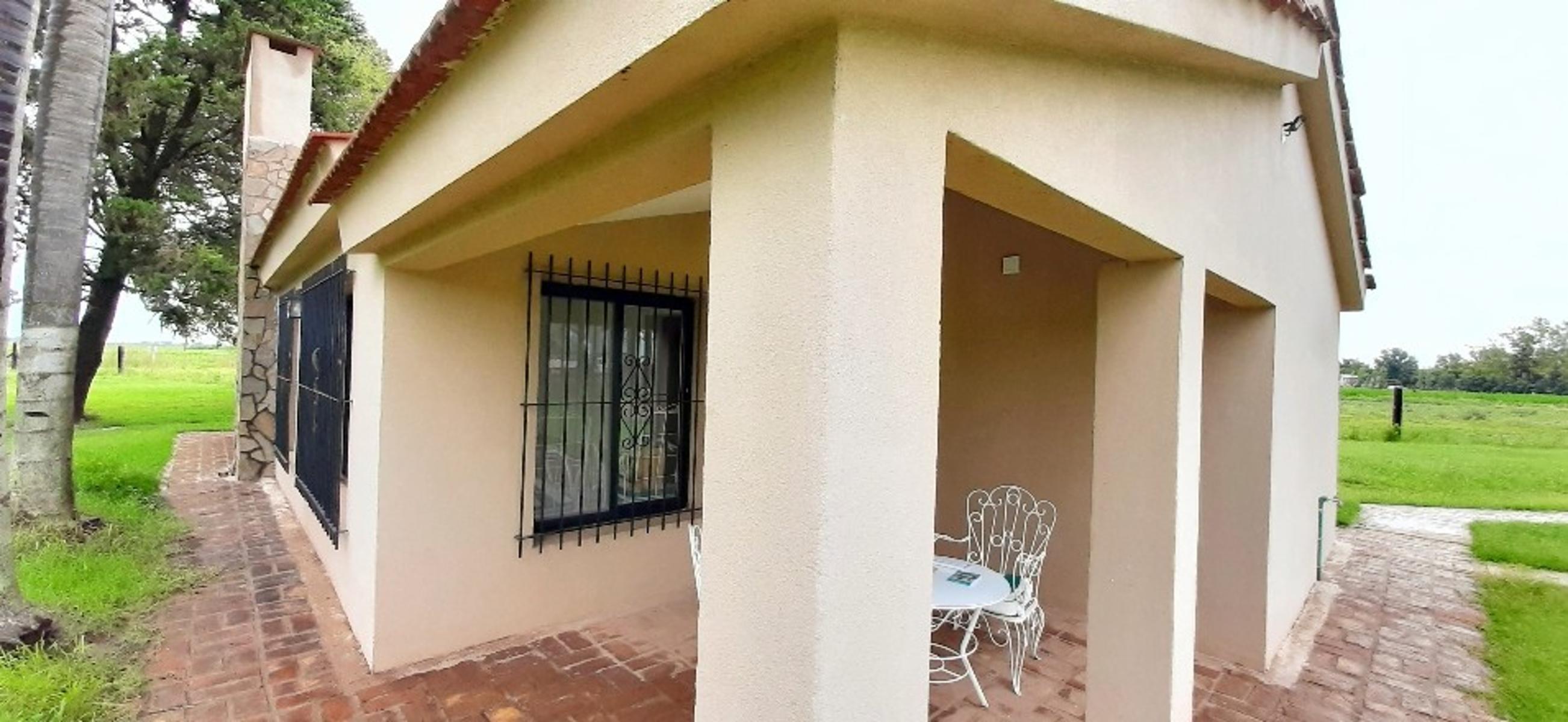 Chalet de tejas 2 dormitorios pileta de material con palemeras — foto 10