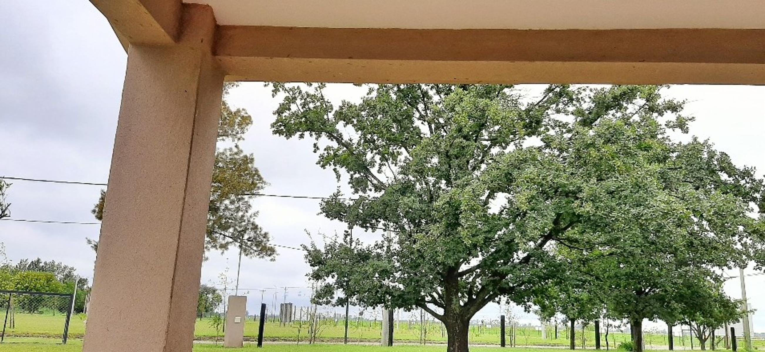 Chalet de tejas 2 dormitorios pileta de material con palemeras — foto 11