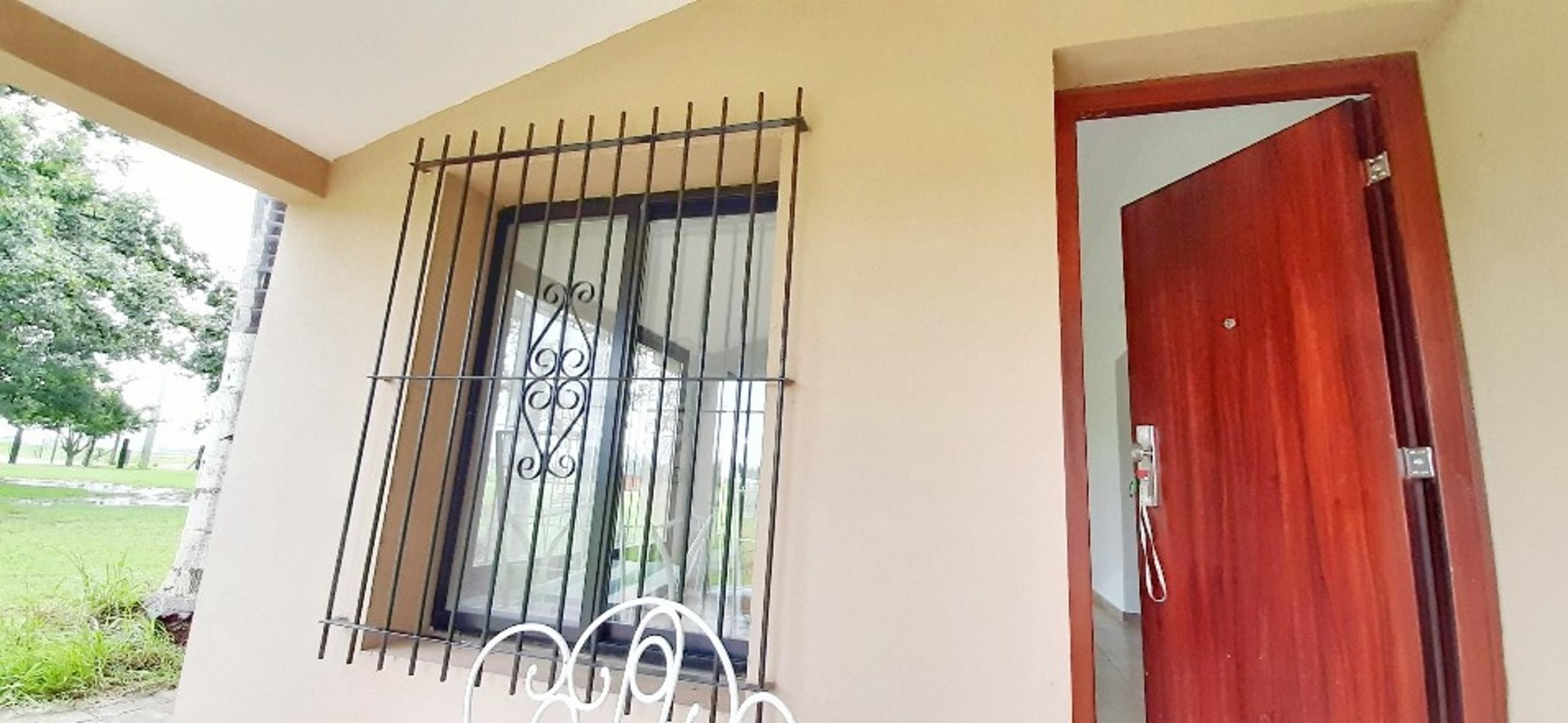 Chalet de tejas 2 dormitorios pileta de material con palemeras — foto 12
