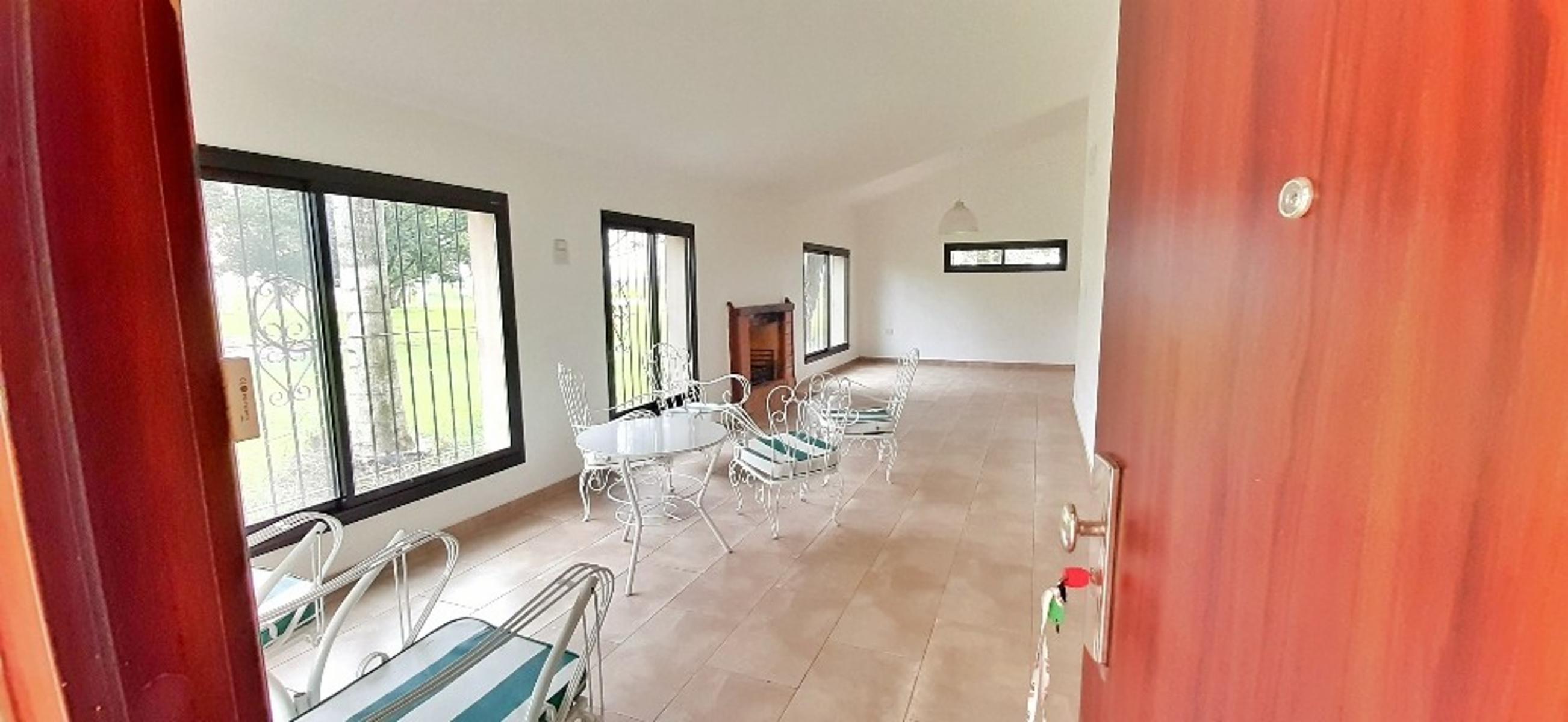 Chalet de tejas 2 dormitorios pileta de material con palemeras — foto 13