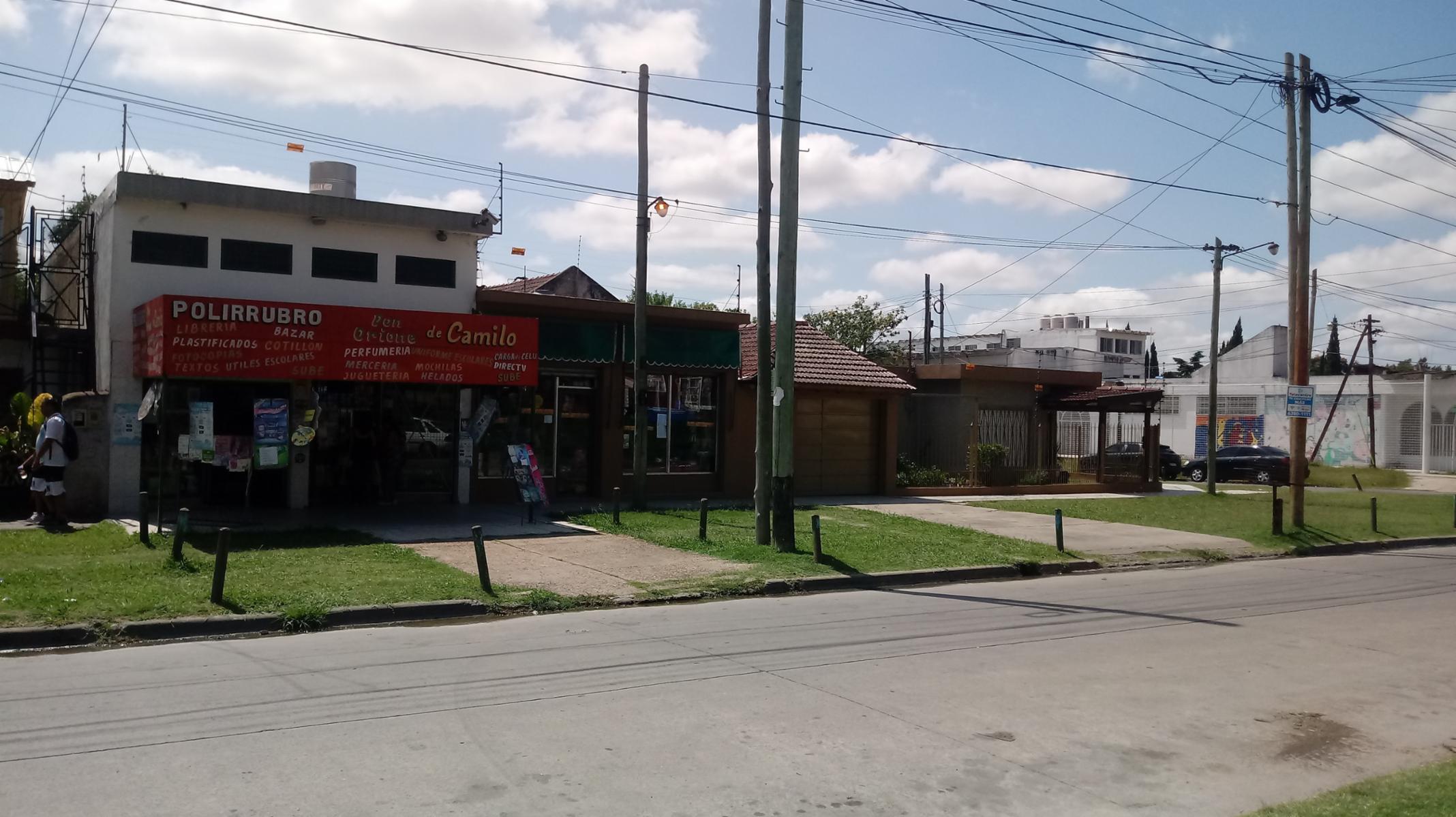 CASA EN ESQUINA DE DOS DORMITORIOS MÁS DOS LOCALES COMERCIALES