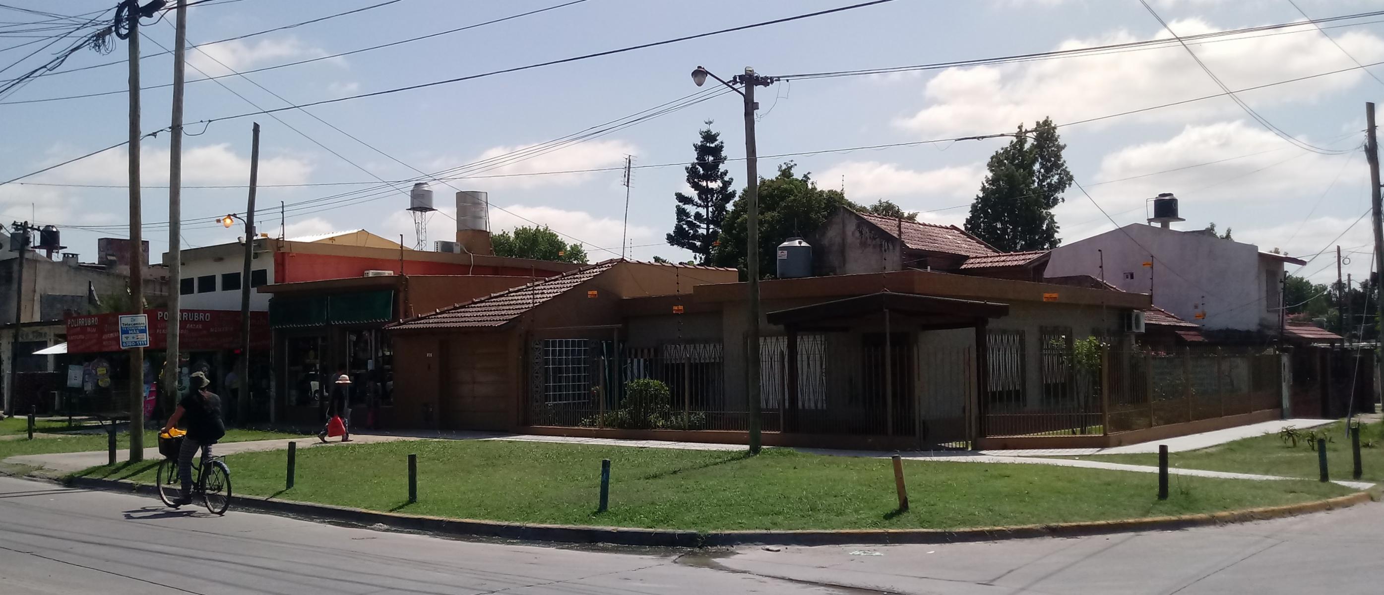 CASA EN ESQUINA DE DOS DORMITORIOS MÁS DOS LOCALES COMERCIALES — foto 2