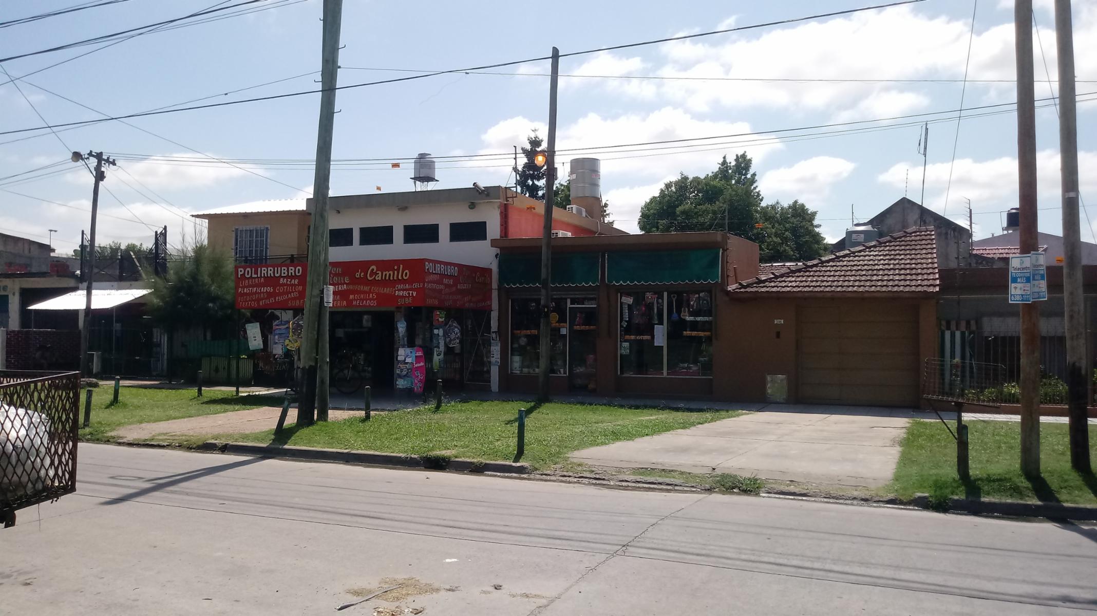 CASA EN ESQUINA DE DOS DORMITORIOS MÁS DOS LOCALES COMERCIALES — foto 3