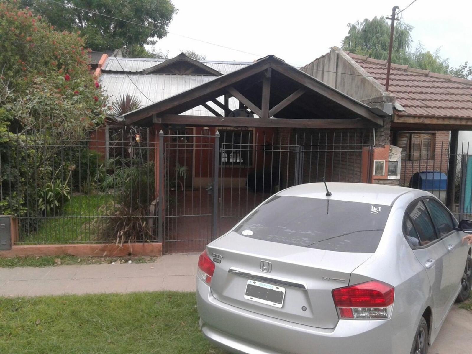 CHALET DOS DORMITORIOS, AMPLIA COCHERA, FONDO LIBRE