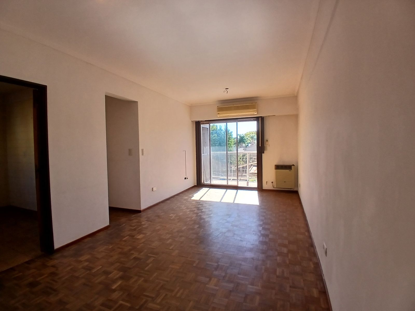 DEPARTAMENTO 3 AMBIENTES AL FRENTE, CON BALCÓN, 2 BAÑOS, COCHERA - 4