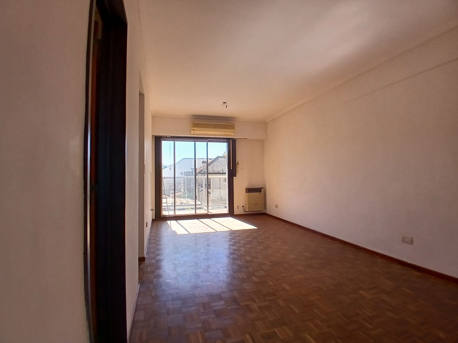 DEPARTAMENTO 3 AMBIENTES AL FRENTE, CON BALCÓN, 2 BAÑOS, COCHERA - 5