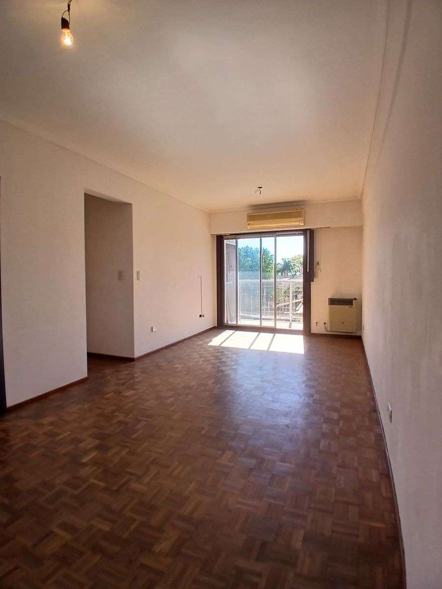 DEPARTAMENTO 3 AMBIENTES AL FRENTE, CON BALCÓN, 2 BAÑOS, COCHERA - 6
