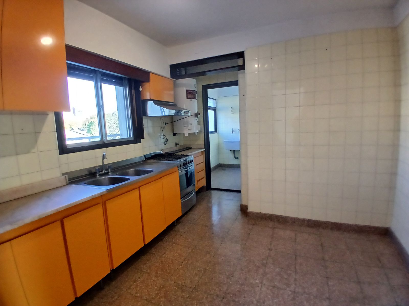 DEPARTAMENTO 3 AMBIENTES AL FRENTE, CON BALCÓN, 2 BAÑOS, COCHERA - 8