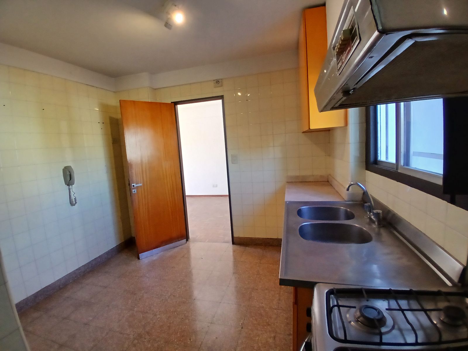 DEPARTAMENTO 3 AMBIENTES AL FRENTE, CON BALCÓN, 2 BAÑOS, COCHERA - 10
