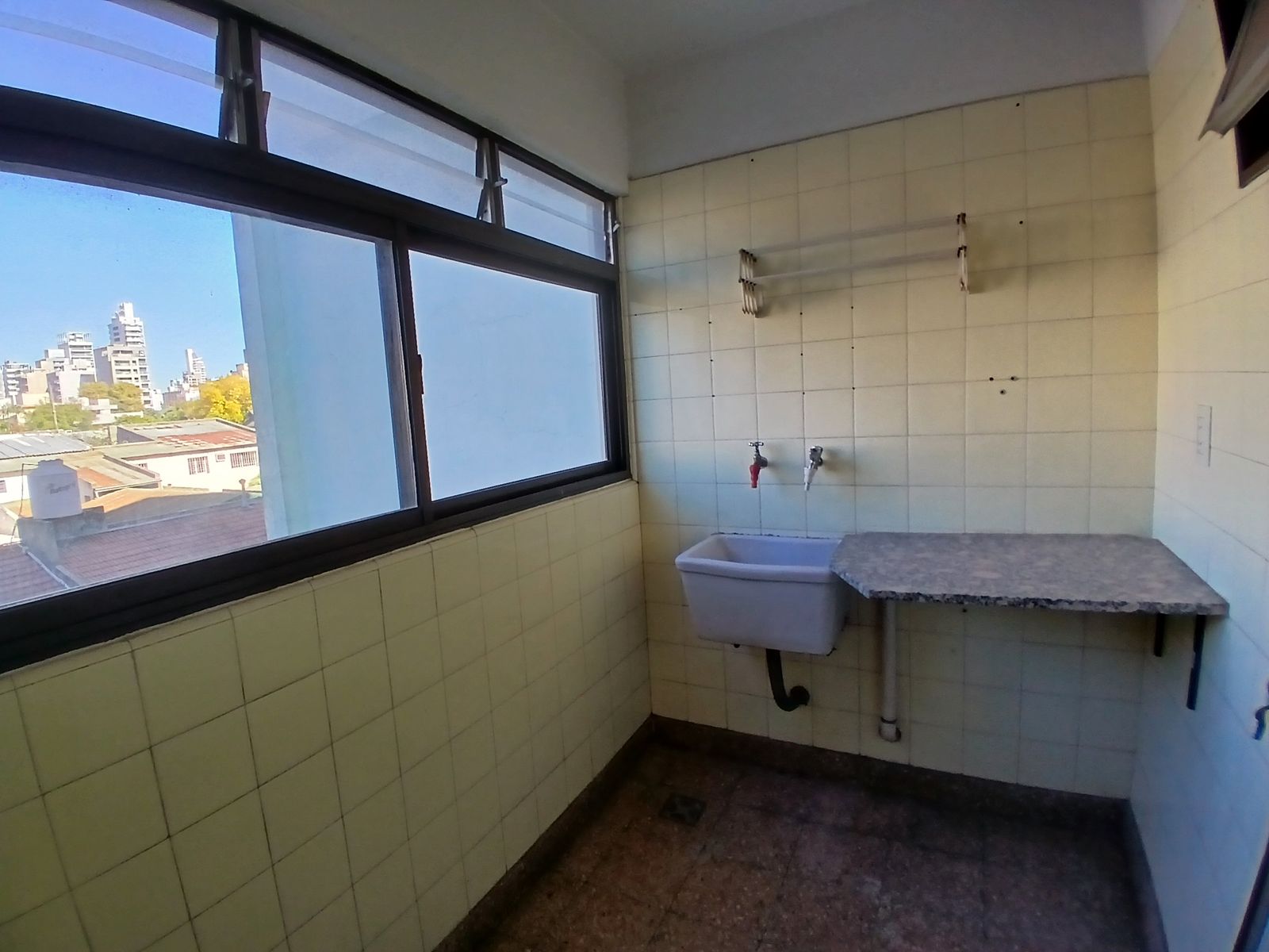 DEPARTAMENTO 3 AMBIENTES AL FRENTE, CON BALCÓN, 2 BAÑOS, COCHERA - 12
