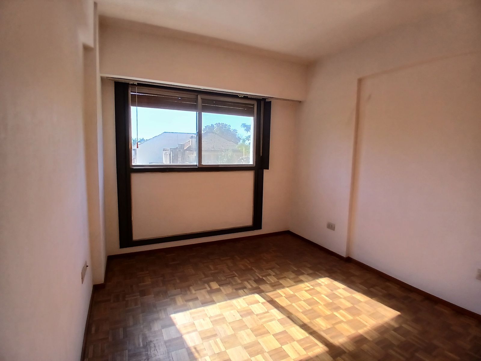 DEPARTAMENTO 3 AMBIENTES AL FRENTE, CON BALCÓN, 2 BAÑOS, COCHERA - 14