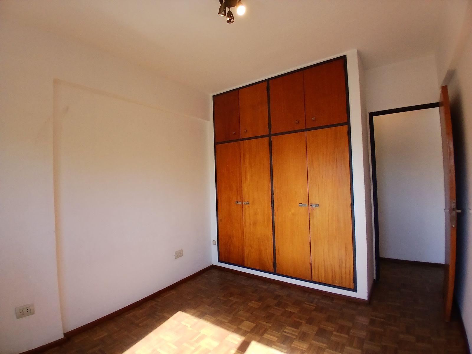 DEPARTAMENTO 3 AMBIENTES AL FRENTE, CON BALCÓN, 2 BAÑOS, COCHERA - 15