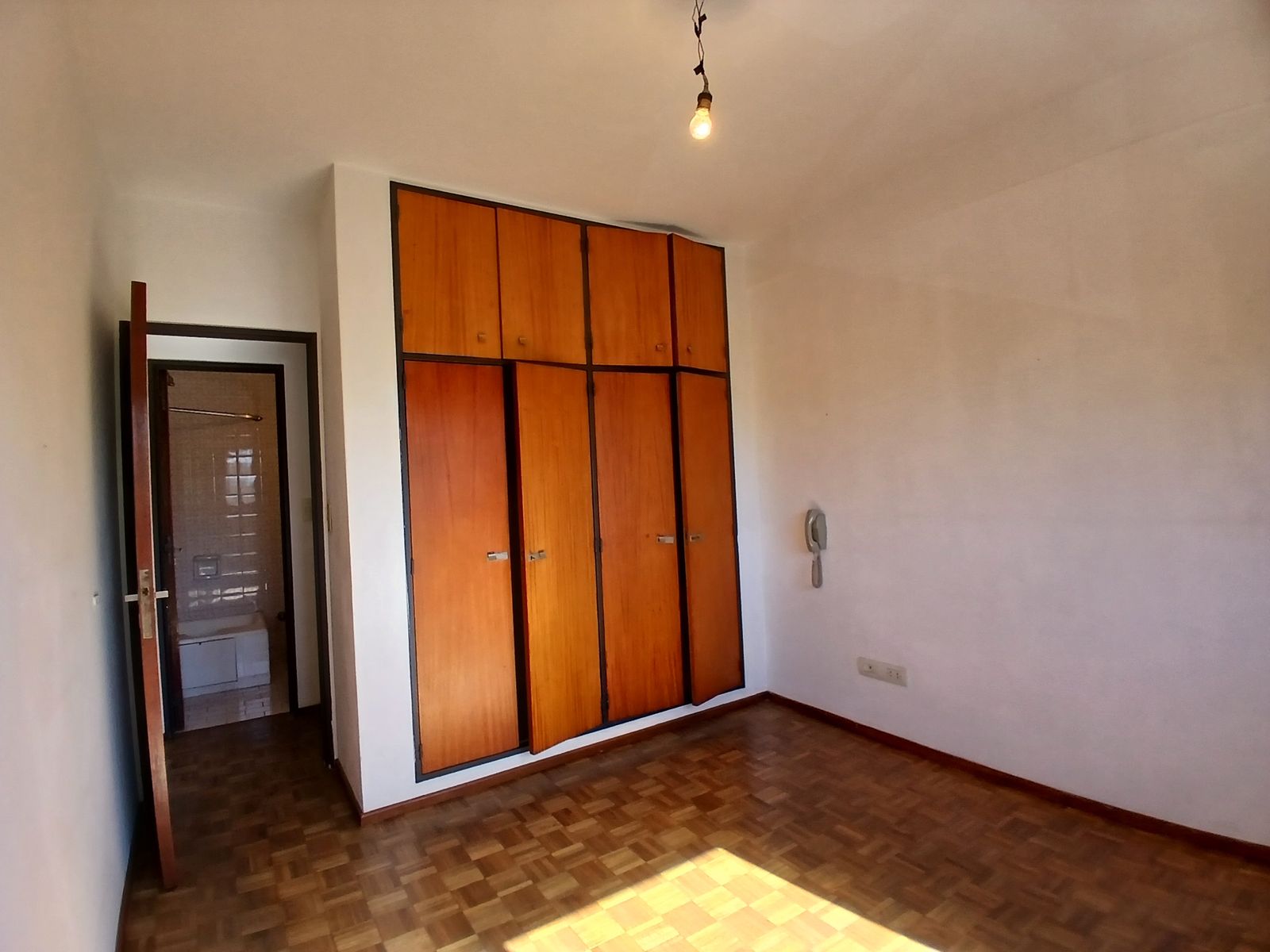 DEPARTAMENTO 3 AMBIENTES AL FRENTE, CON BALCÓN, 2 BAÑOS, COCHERA - 17