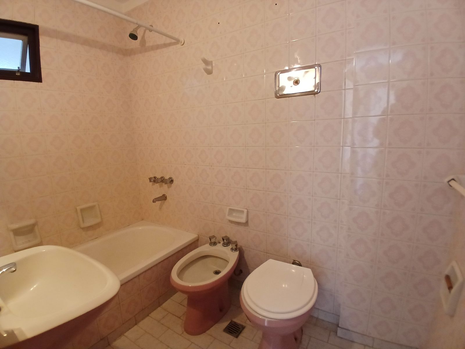 DEPARTAMENTO 3 AMBIENTES AL FRENTE, CON BALCÓN, 2 BAÑOS, COCHERA - 19