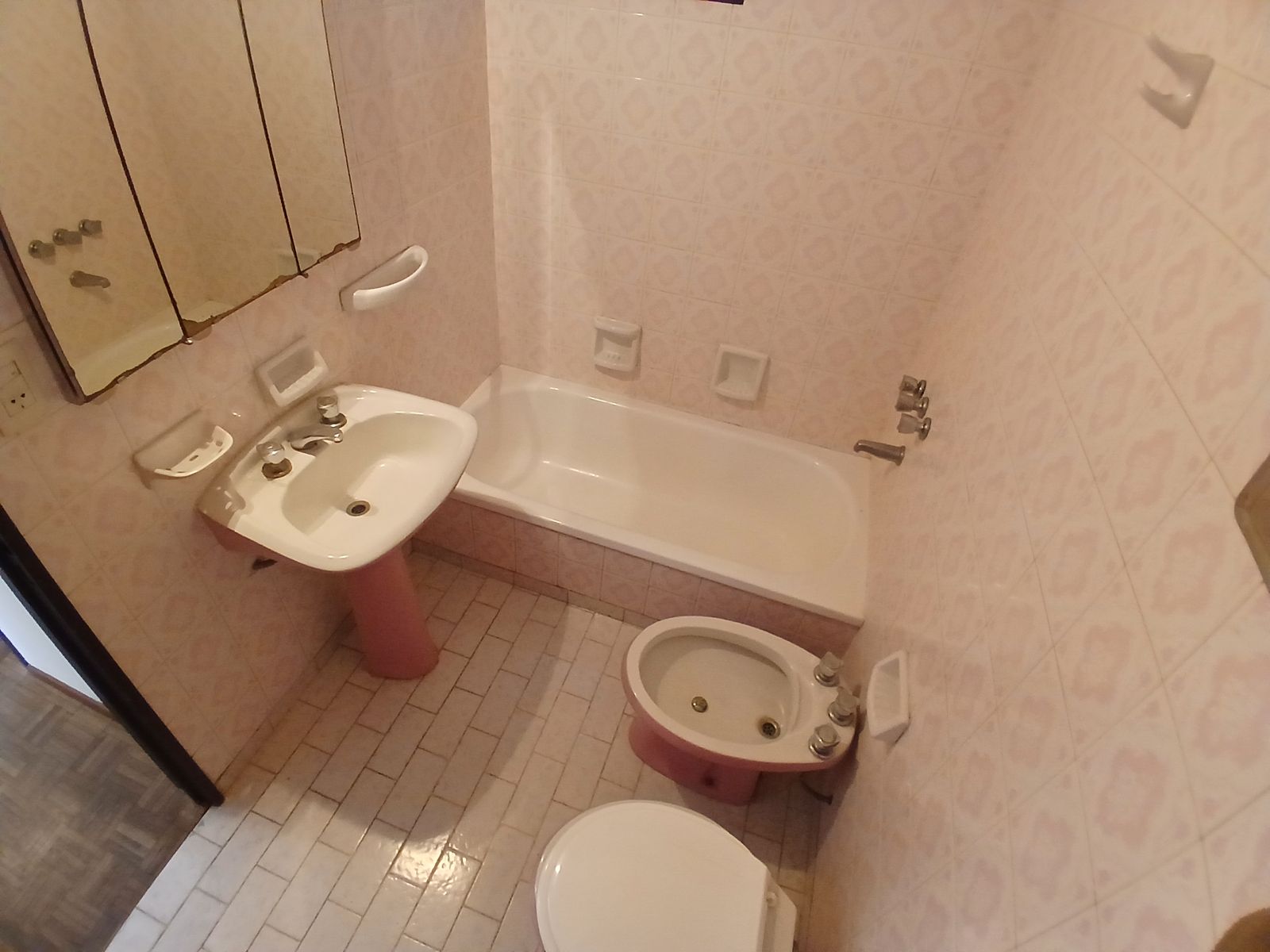 DEPARTAMENTO 3 AMBIENTES AL FRENTE, CON BALCÓN, 2 BAÑOS, COCHERA - 21