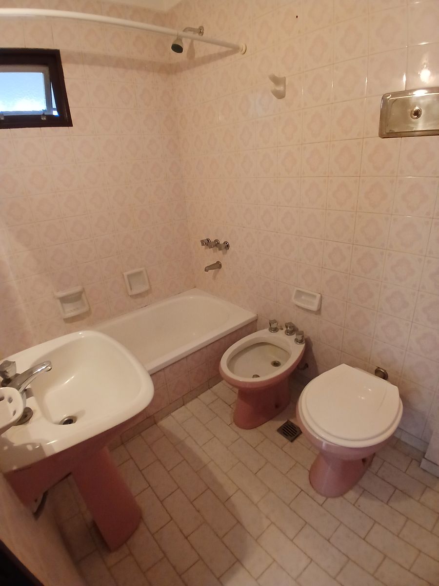 DEPARTAMENTO 3 AMBIENTES AL FRENTE, CON BALCÓN, 2 BAÑOS, COCHERA - 23