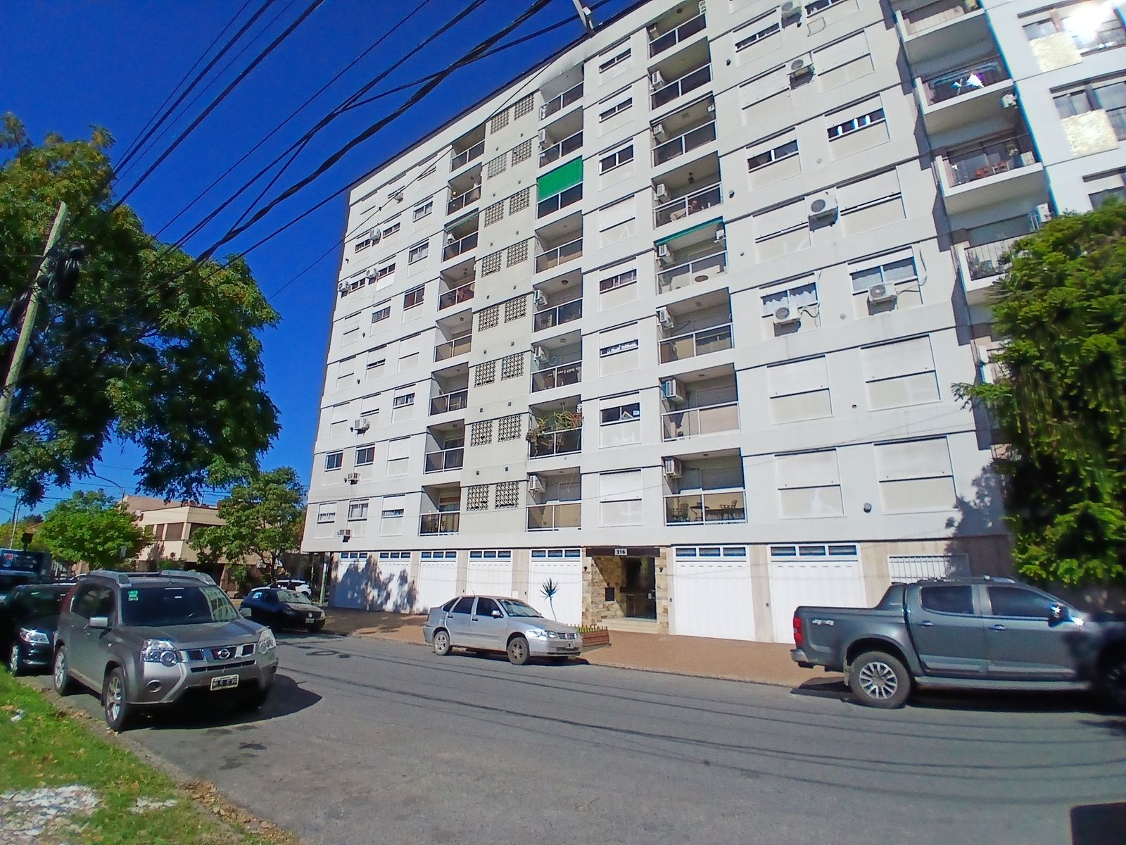 DEPARTAMENTO 3 AMBIENTES AL FRENTE, CON BALCÓN, 2 BAÑOS, COCHERA - 25