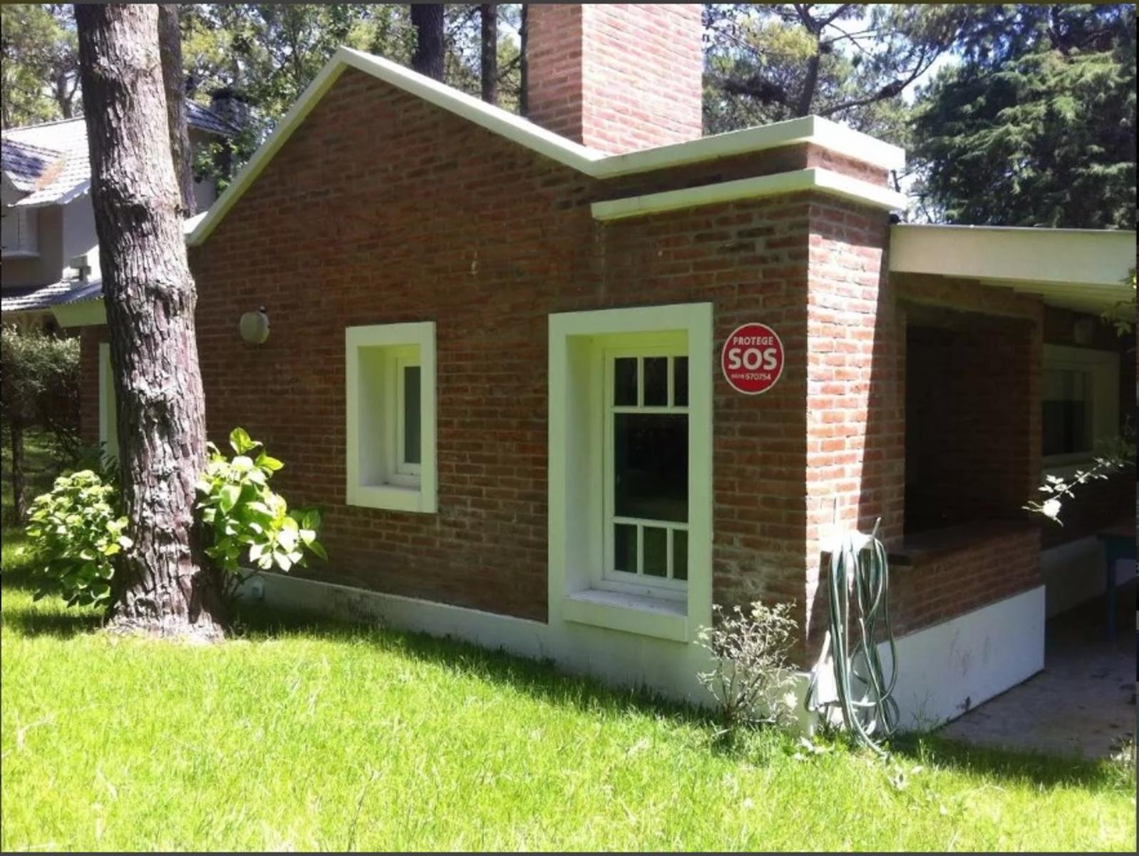 Excelente Chalet En Carilo de 3 dormitorio y dependencia