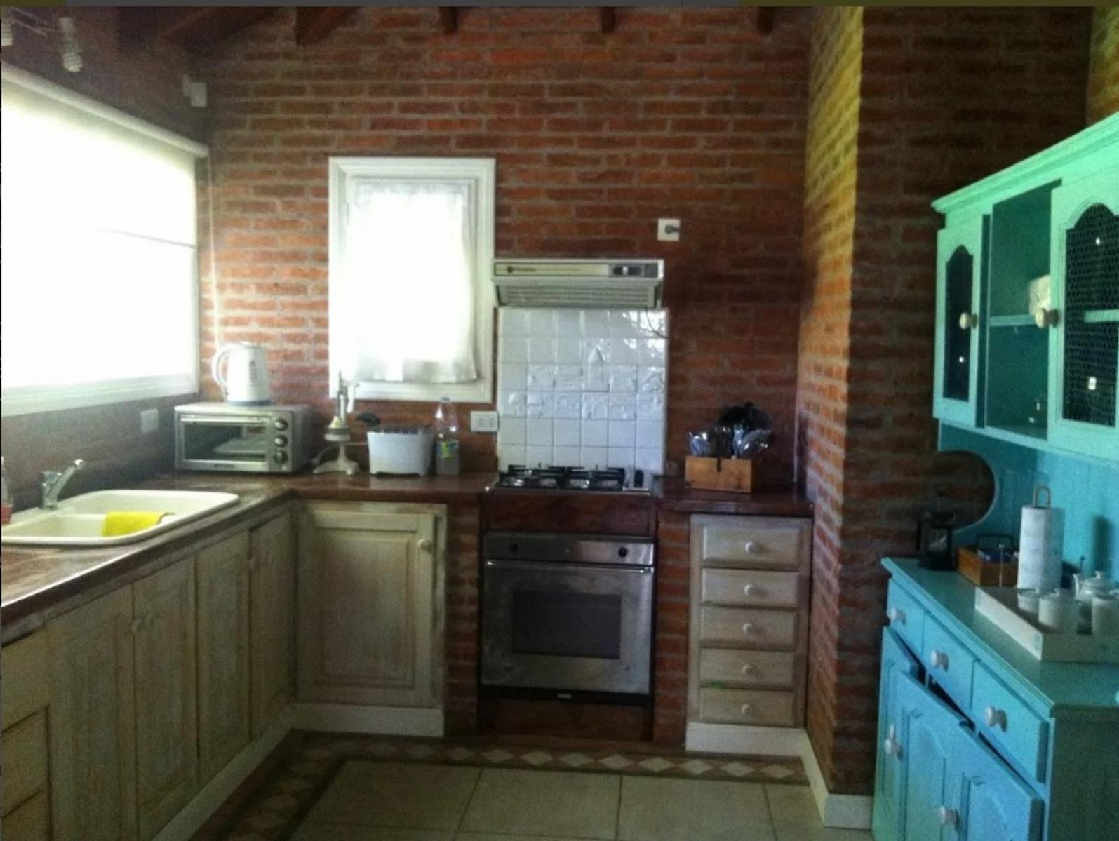 Excelente Chalet En Carilo de 3 dormitorio y dependencia — foto 2