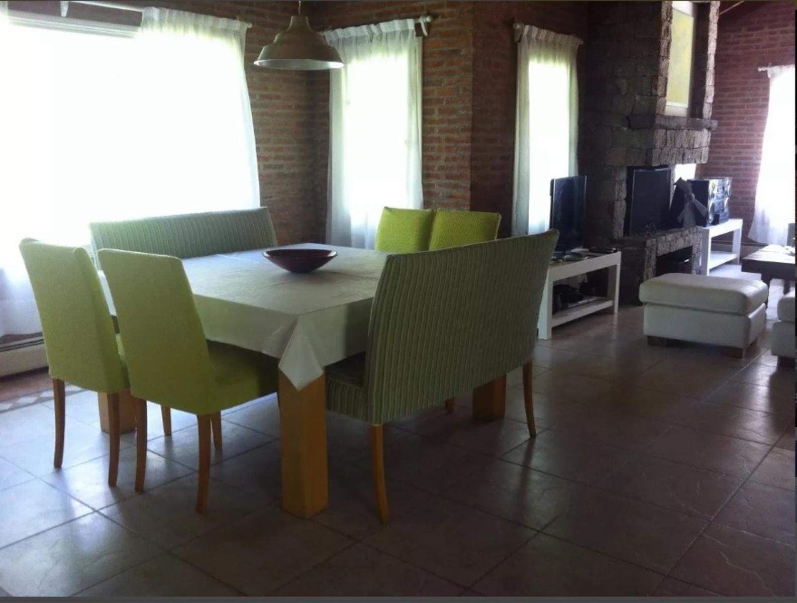 Excelente Chalet En Carilo de 3 dormitorio y dependencia — foto 5