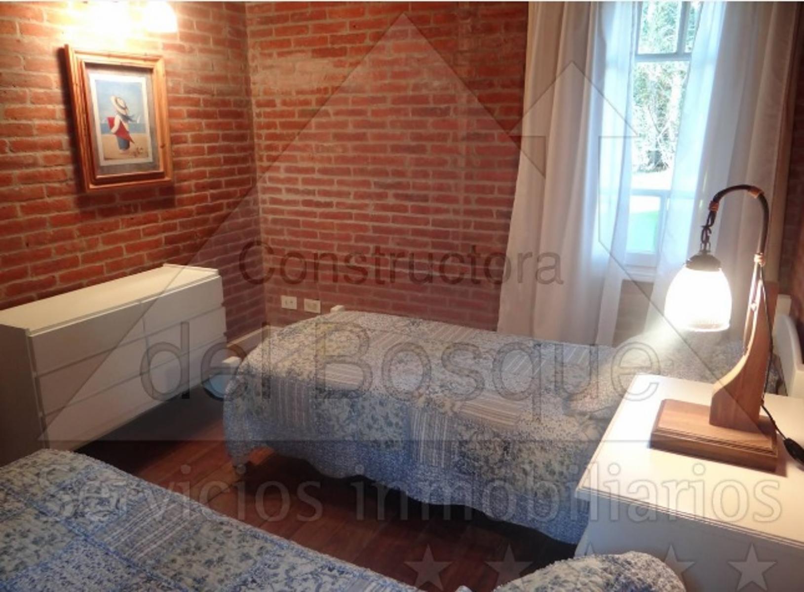 Excelente Chalet En Carilo de 3 dormitorio y dependencia — foto 12