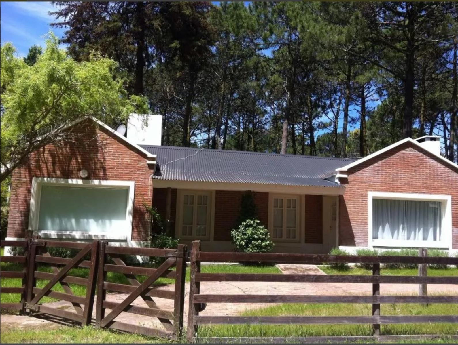Excelente Chalet En Carilo de 3 dormitorio y dependencia — foto 13