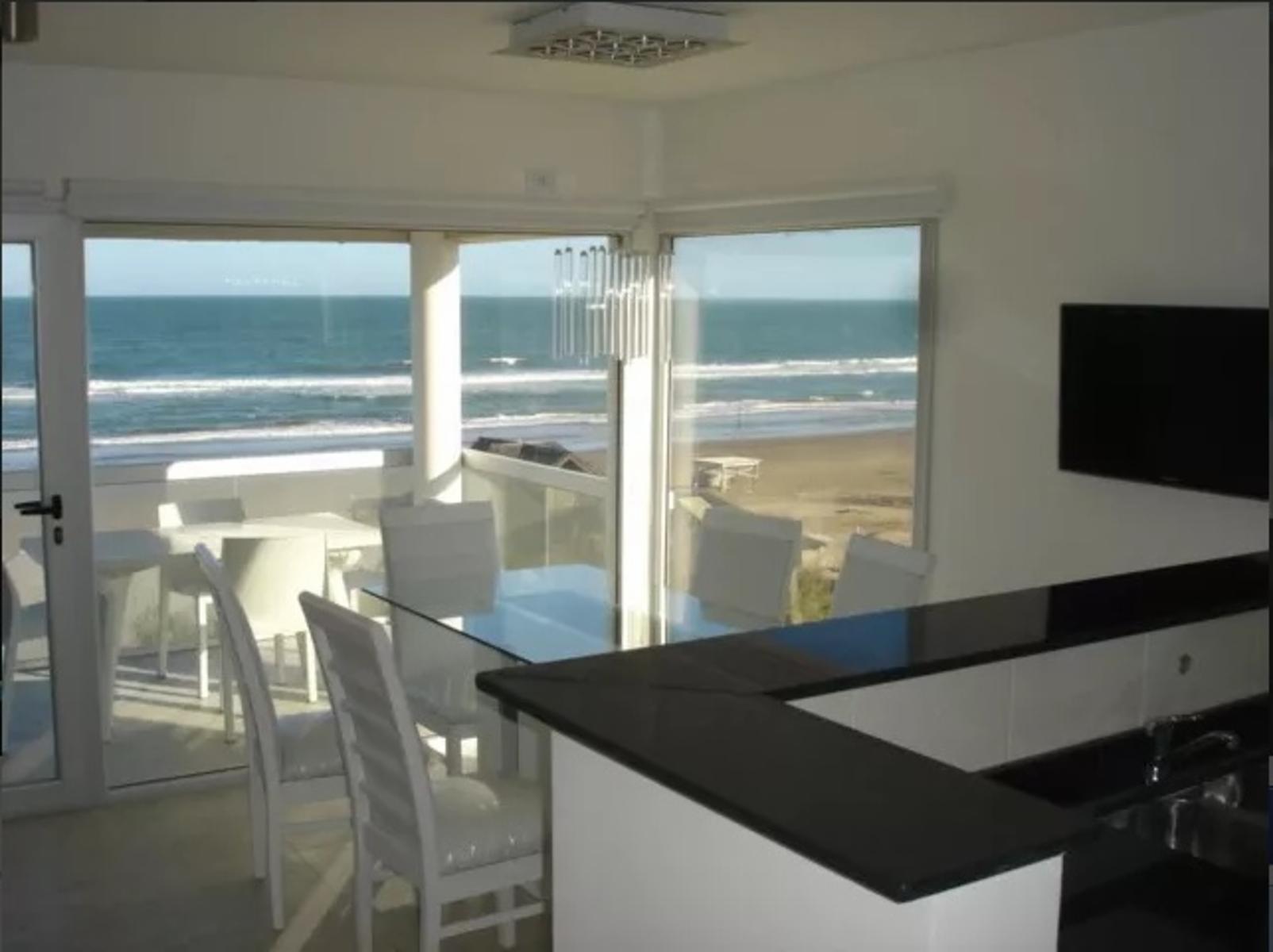 Excelente Departamento sobre la playa con vista al mar
