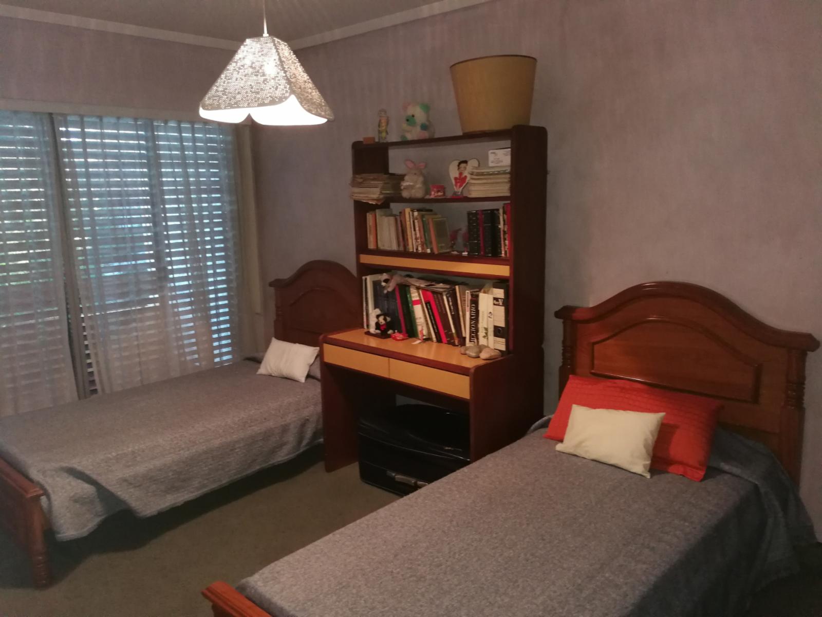 EXCELENTE PROPIEDAD EN CASTELAR SUR 3 HABITACIONES DE CATEGORIA, CON QUINCHO PILETA Y DETALLES DE CATEGORIA — foto 2