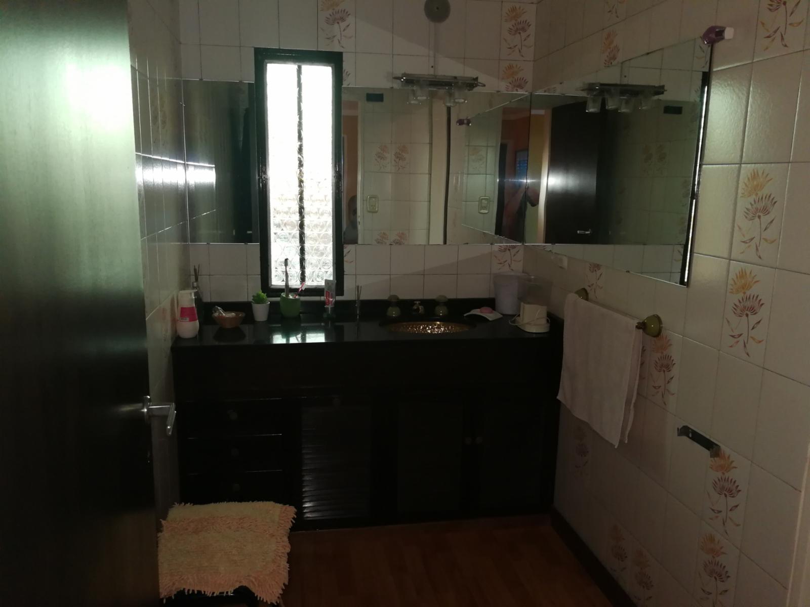 EXCELENTE PROPIEDAD EN CASTELAR SUR 3 HABITACIONES DE CATEGORIA, CON QUINCHO PILETA Y DETALLES DE CATEGORIA — foto 7