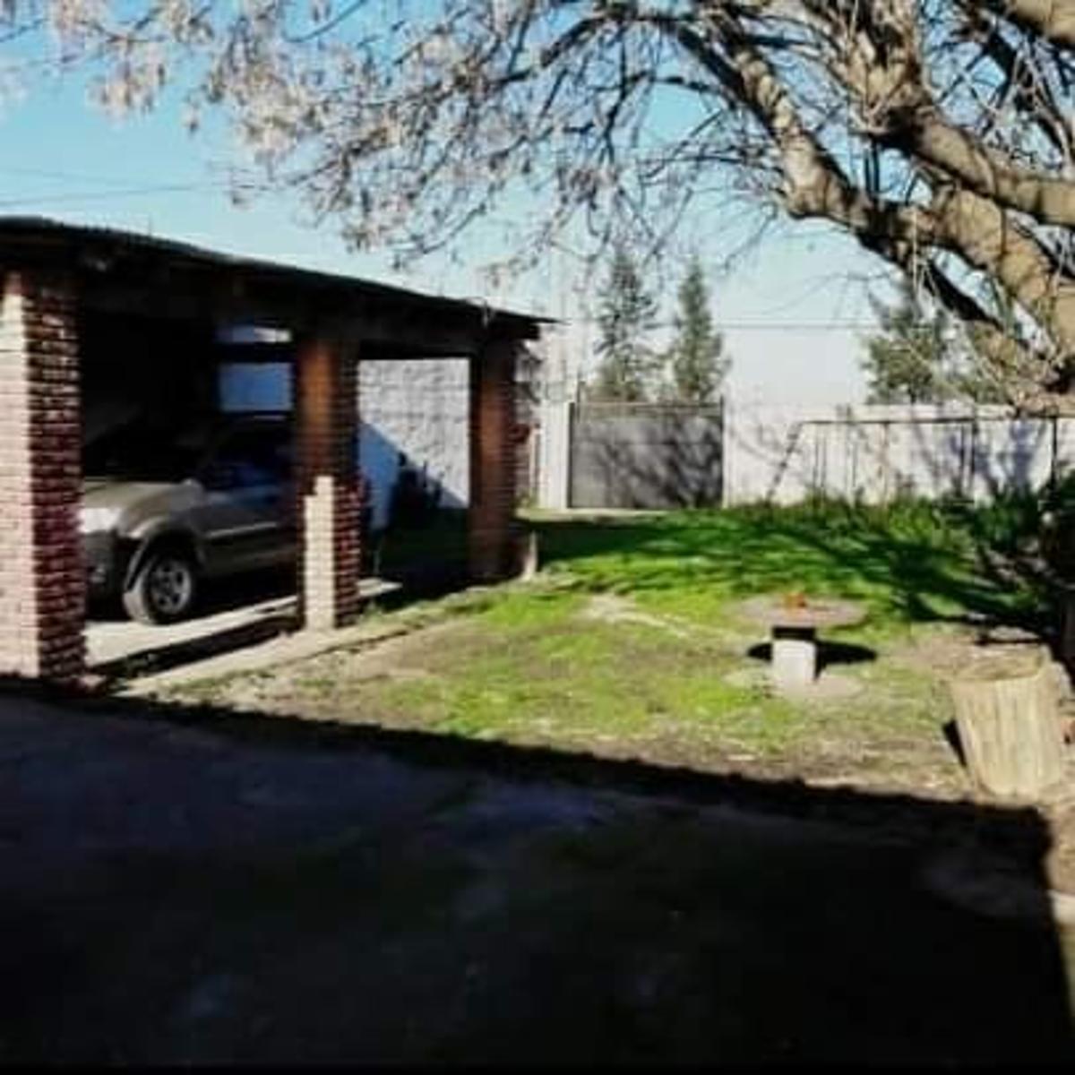 CASA DE 4 AMBIENTES CON COCINA, COMEDOR 3 HABITACIONES, GARAJE CUBIERTO, GRAN PATIO JARDIN — foto 2