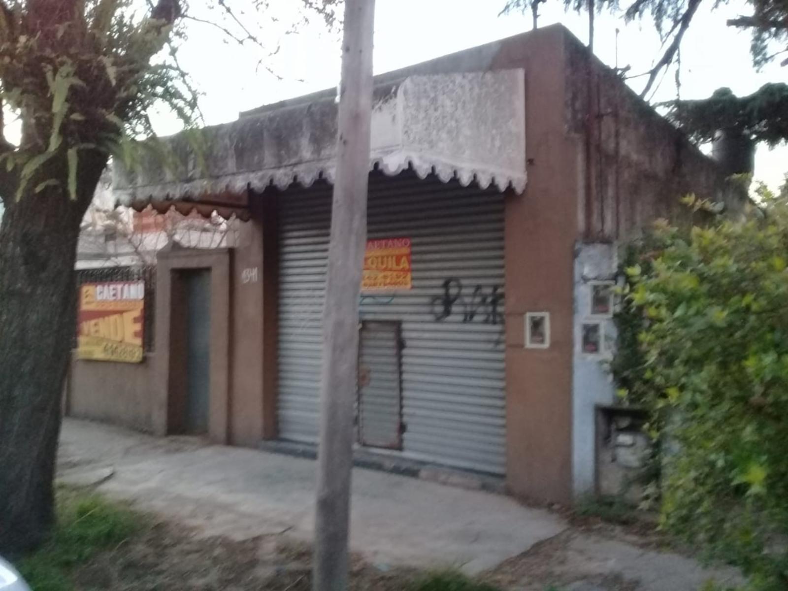 Lote con casa a refaccionar y local en venta