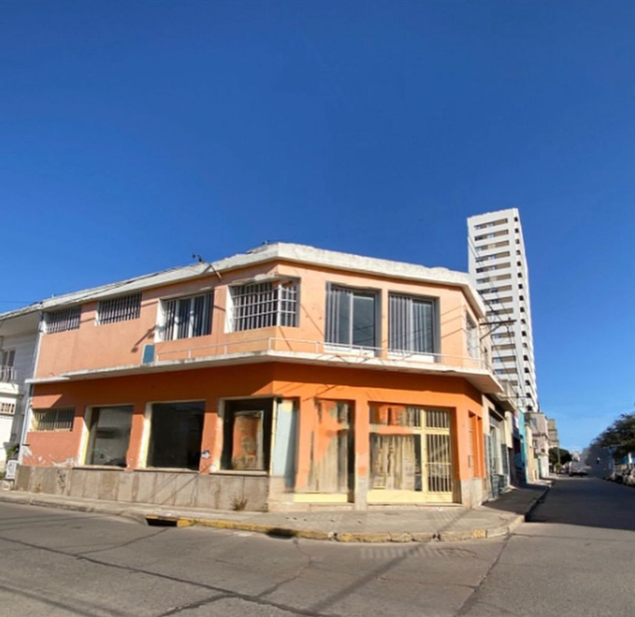 EXCELENTE LOCAL EN VENTA ZONA MACROCENTRO - 1