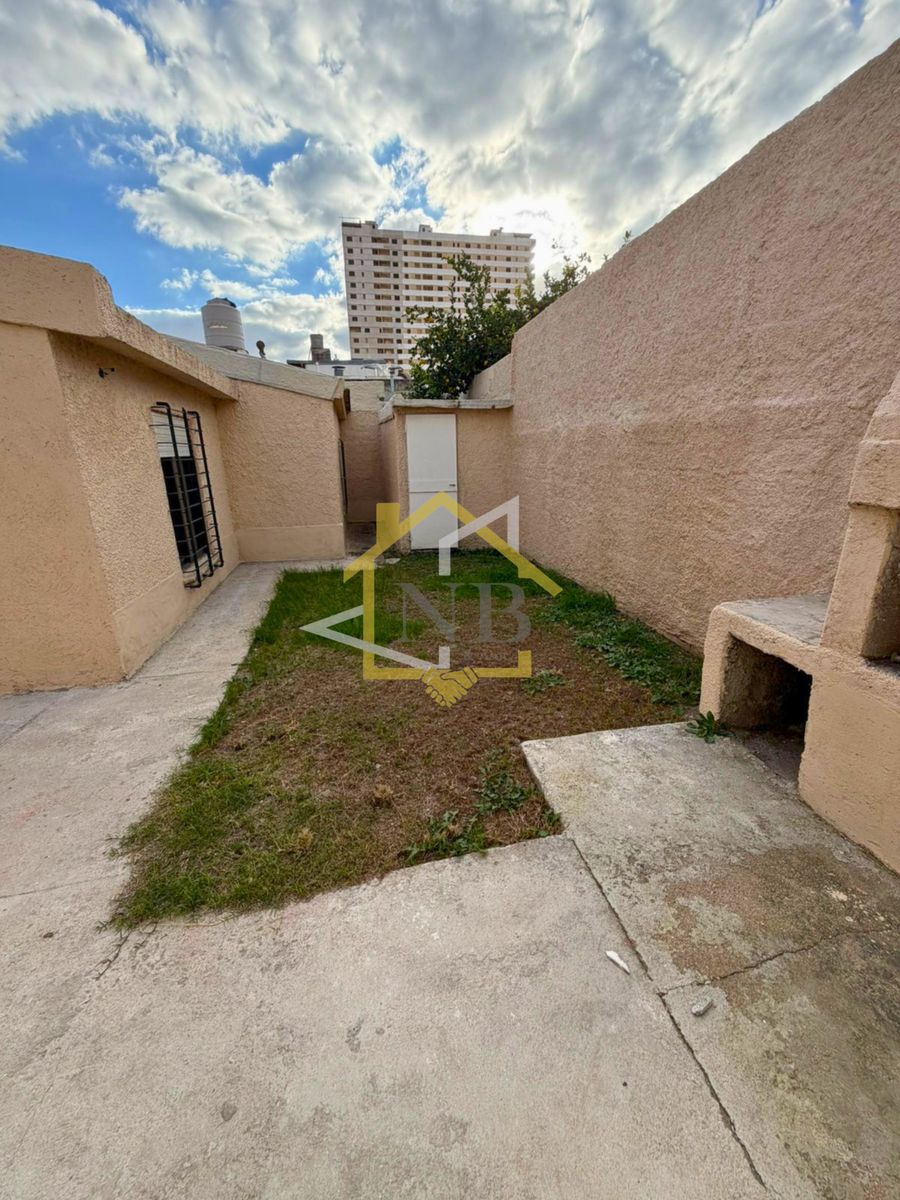CASA DE 3 DORMITORIOS EN ALQUILER EN CALLE GENERAL BUSTOS 700 - 7