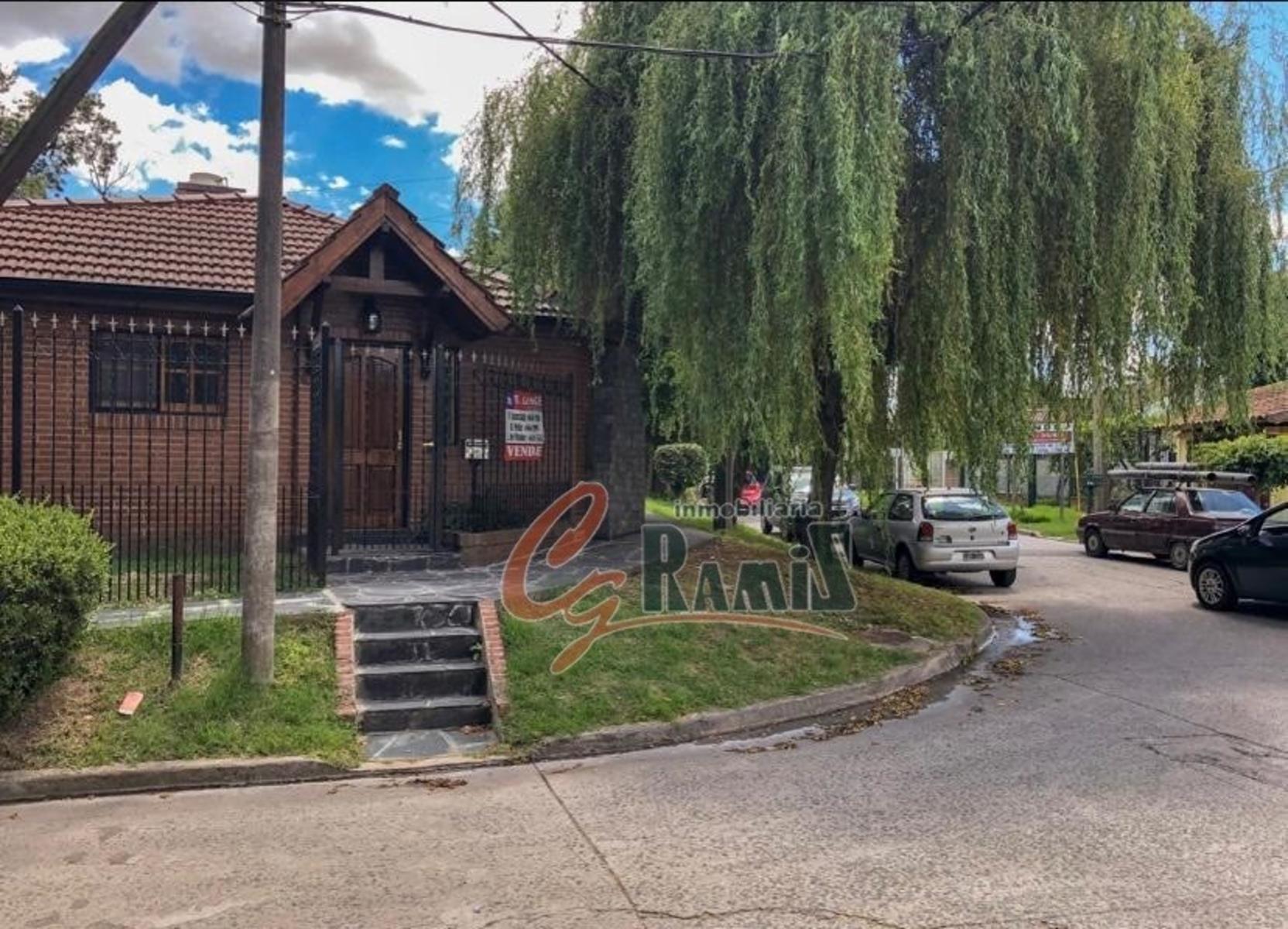 impecable chalet en venta esquina Virgen de la Guardia y Paisandu Ituzaingo Norte