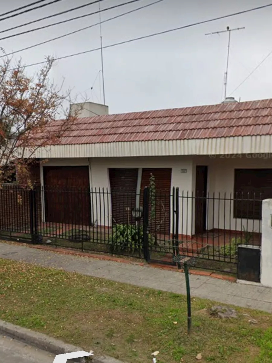 Casa 4 Ambientes EN VENTA, León Bloy 400, Ituzaingó
