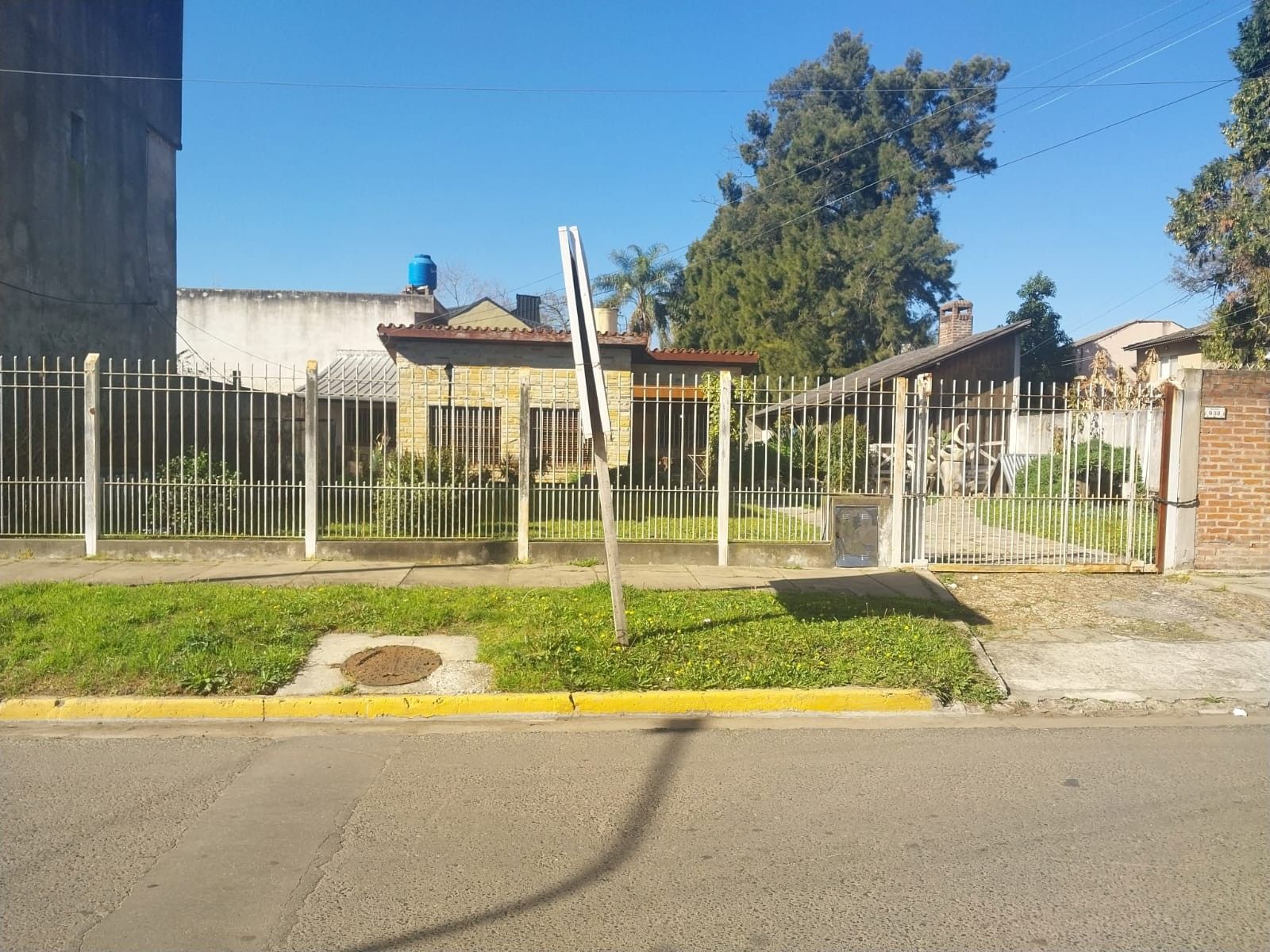 Casa 3 ambientes (extenso lote) EN VENTA, Malabia 900, Ituzaingó