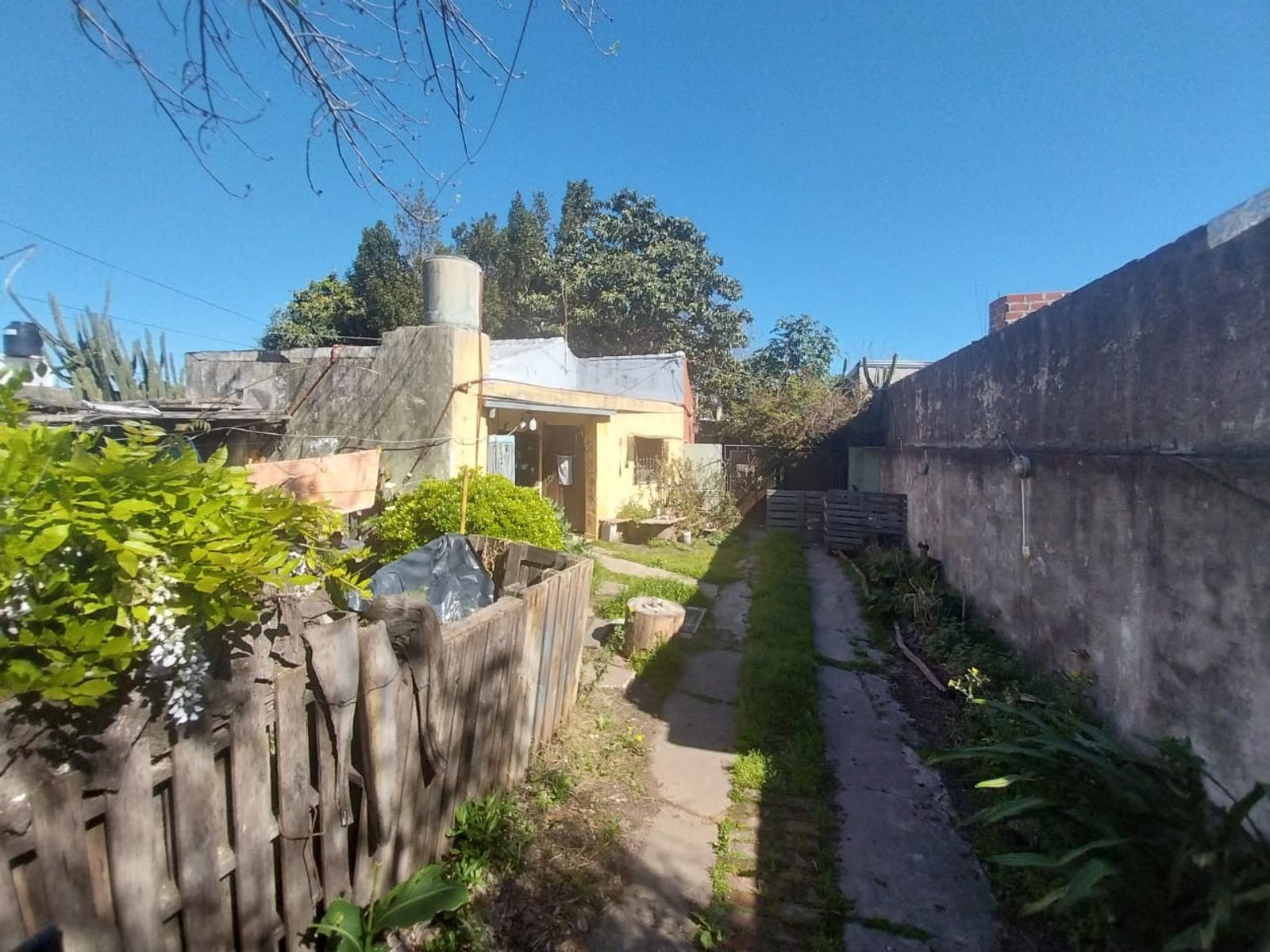 Lote con dos viviendas a refaccionar o demoler - Villa Alberdi, Ituzaingó — foto 2