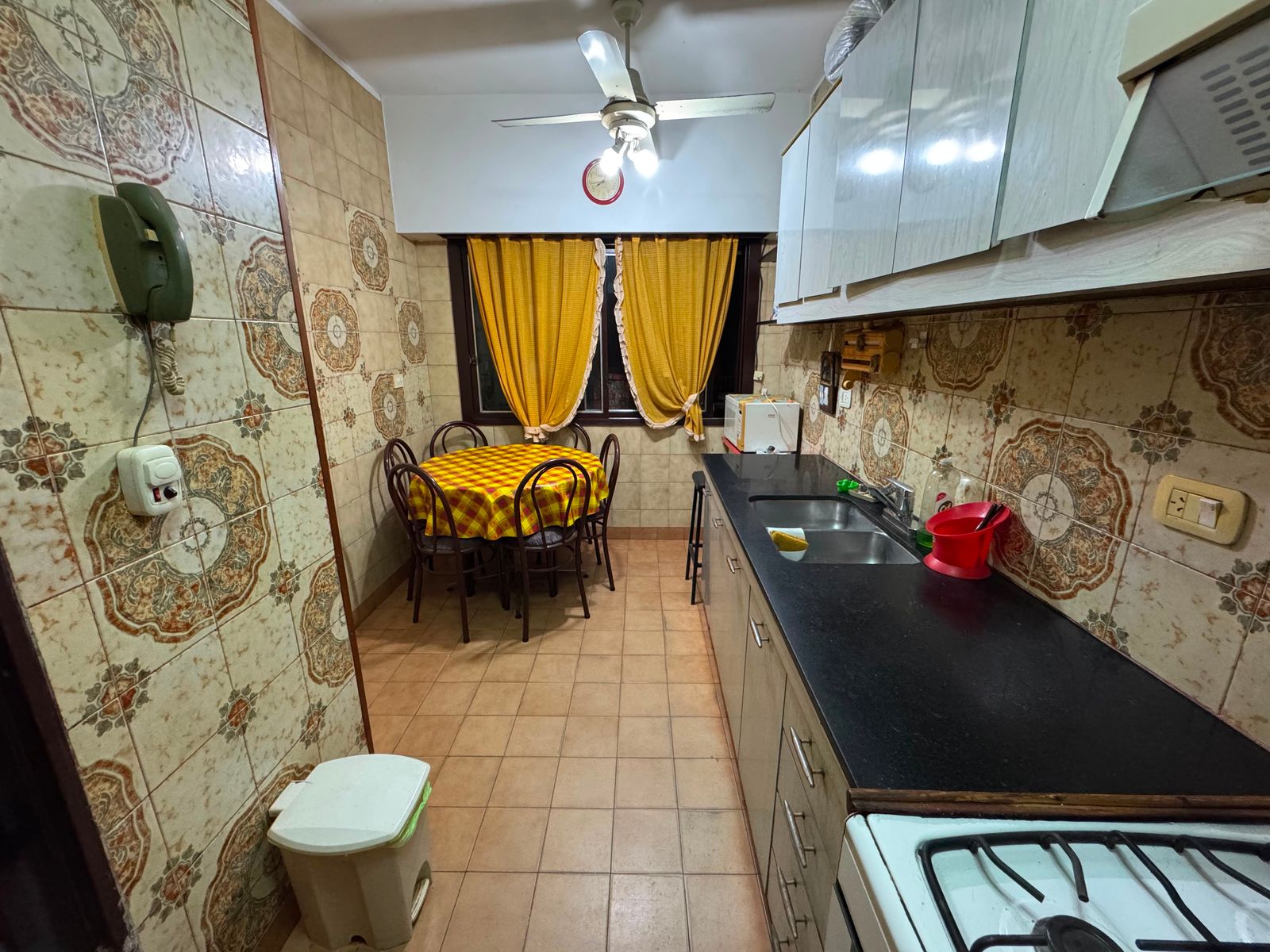 CASA EN VENTA - VIVIENDA MULTIFAMILIAR (3 FAMILIAS) CON PATIO Y TERRAZA - 19