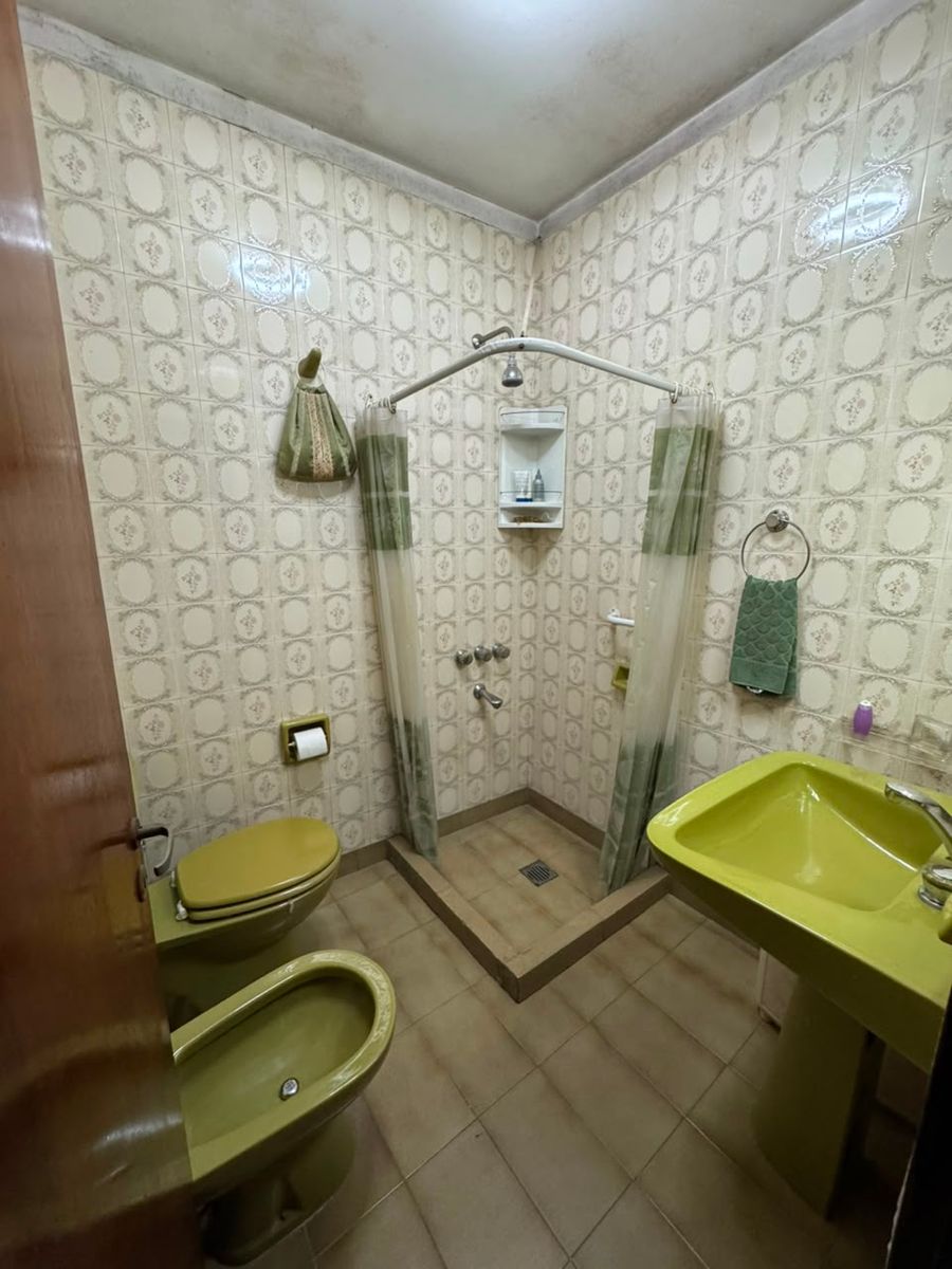 CASA EN VENTA - VIVIENDA MULTIFAMILIAR (3 FAMILIAS) CON PATIO Y TERRAZA - 22