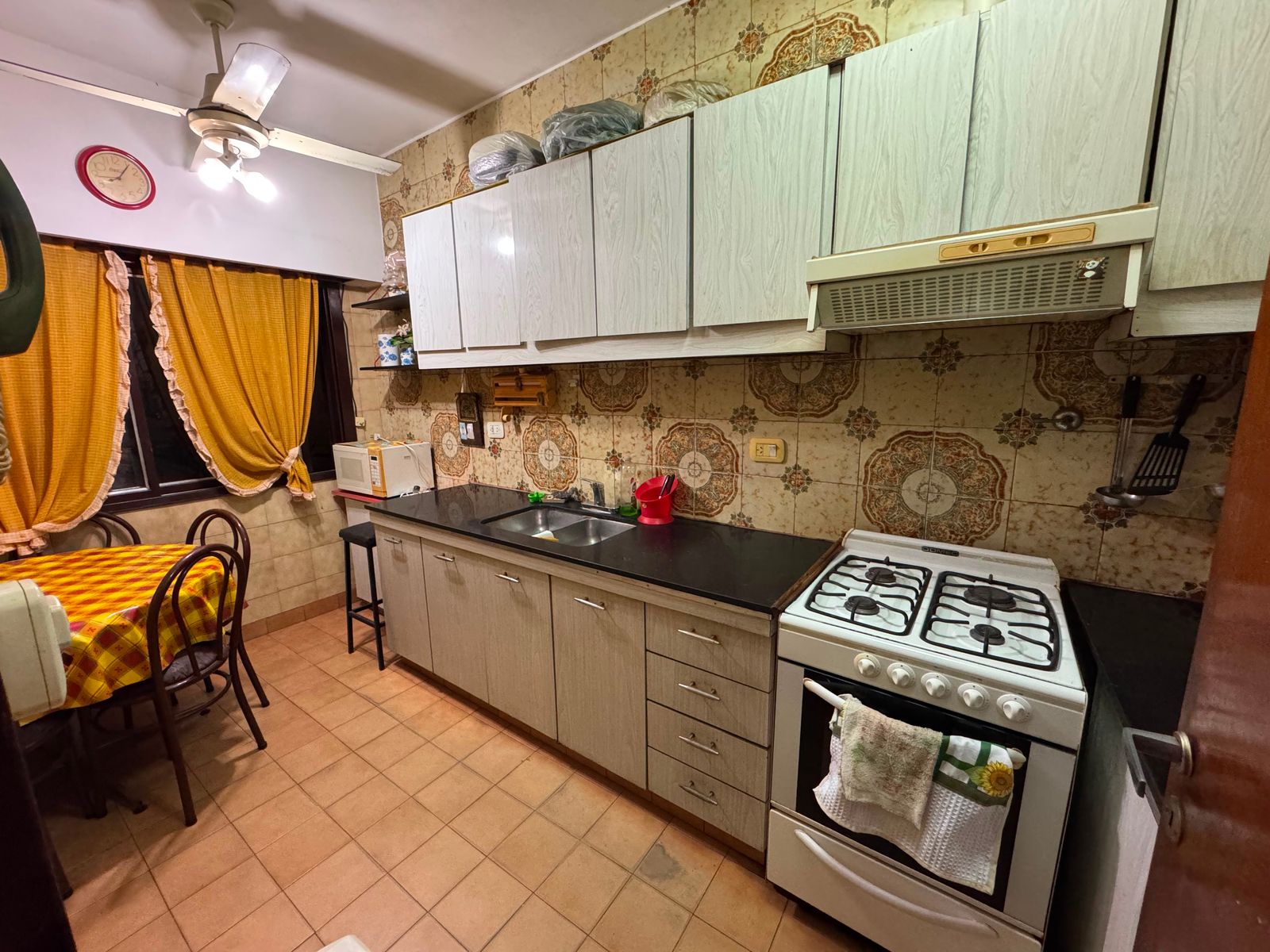 CASA EN VENTA - VIVIENDA MULTIFAMILIAR (3 FAMILIAS) CON PATIO Y TERRAZA - 23